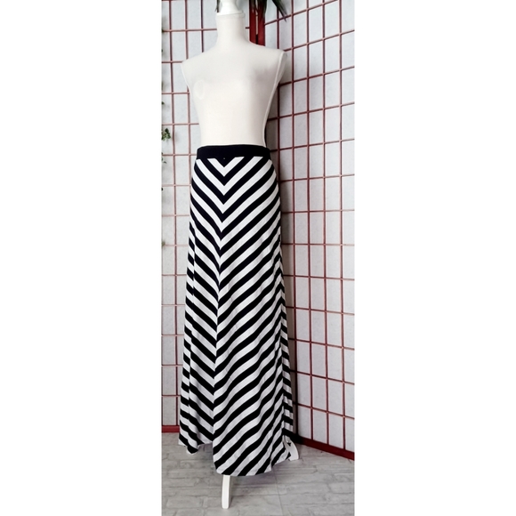 Calvin Klein Performance | Women's Slit Side Chevron Print Workout Maxi Skirt - Picture 14 of 15